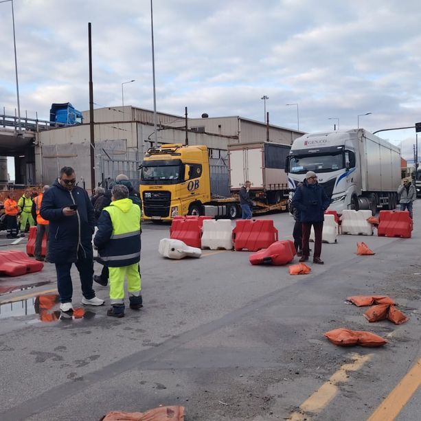 Incidente sul lavoro al porto di Pra’, la vittima è Giovanni Battista Macciò