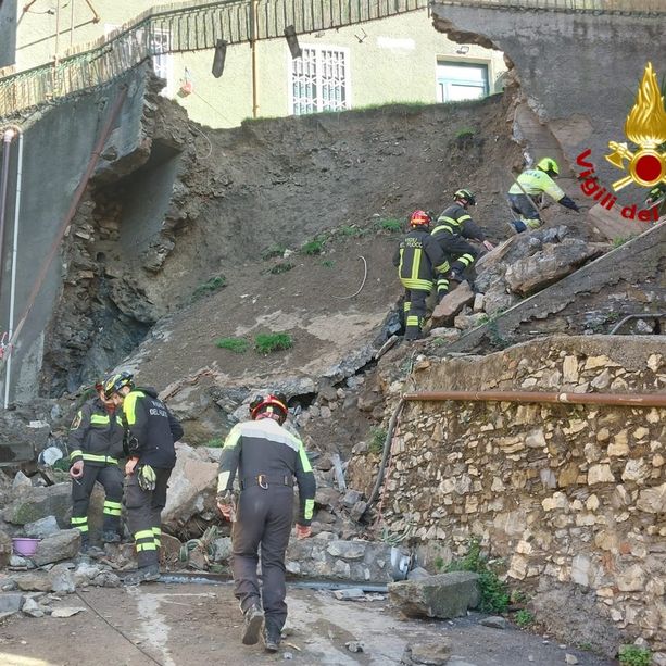 Crollo del muraglione in via Cinque Santi, continuano le operazioni dei Vigili del Fuoco. “Lagaccio è in uno stato di emergenza”