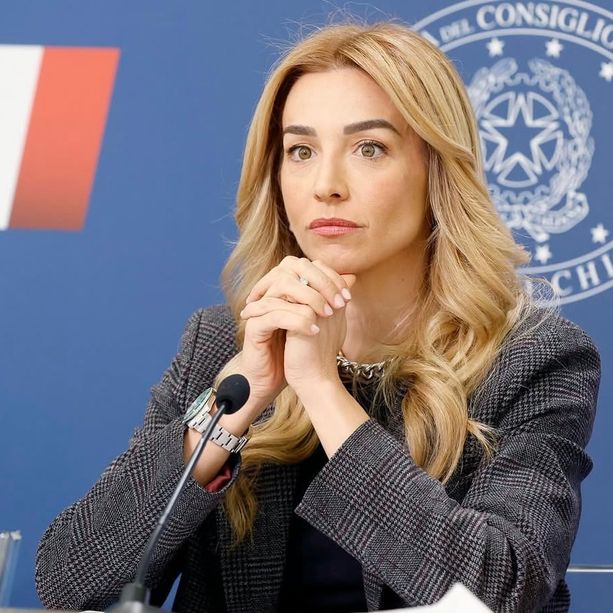 Elezioni Genova, Silvia Salis attacca su rifiuti e anticipo Tari: “Il Comune fa cassa sui cittadini”