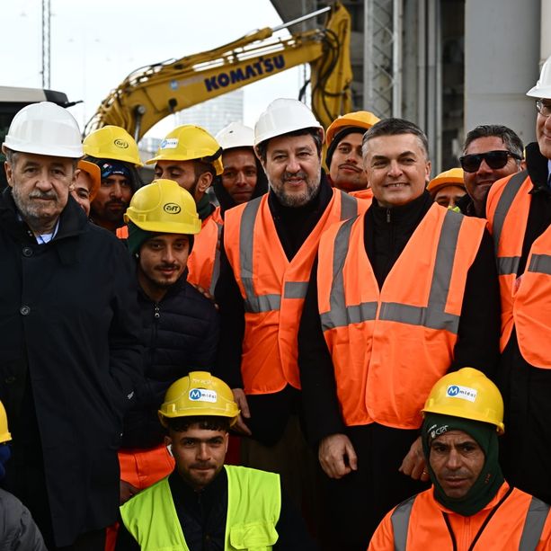 Matteo Salvini in visita al cantiere del Nodo di Genova: “Ai residenti cambierà la vita. Il Terzo Valico? L’Europa rivedrà la scadenza al 2026”