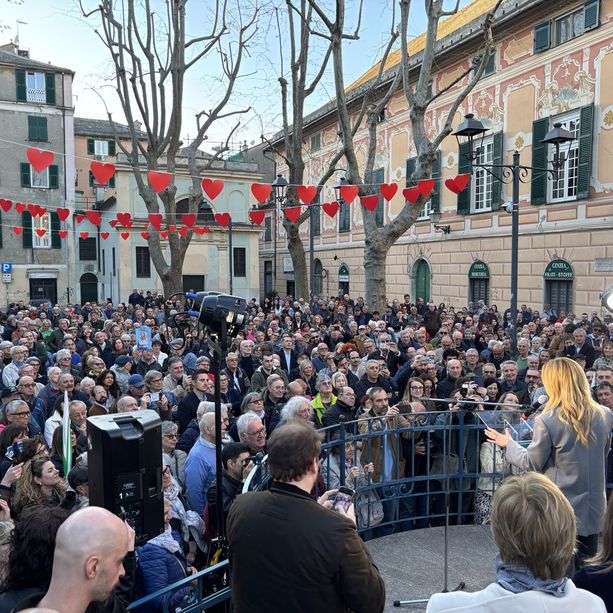 Elezioni comunali, Sestri Ponente risponde alla chiamata del centrosinistra: oltre seicento persone in piazza per la ‘prima’ di Silvia Salis