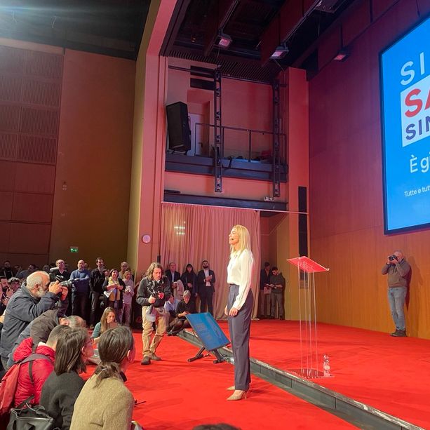 Silvia Salis lancia la sua corsa per Genova: tanto copione, poco spazio all’improvvisazione e due “no” che indicano la strada