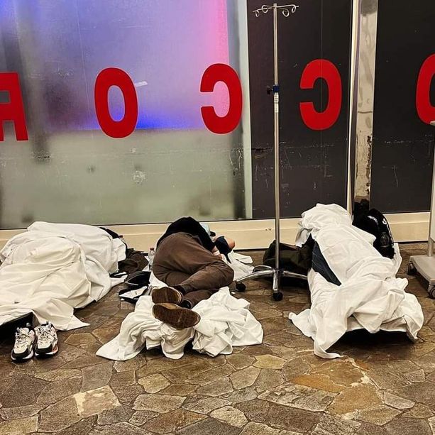 Pazienti a terra su lettini da campo, la situazione drammatica al pronto soccorso del Galliera