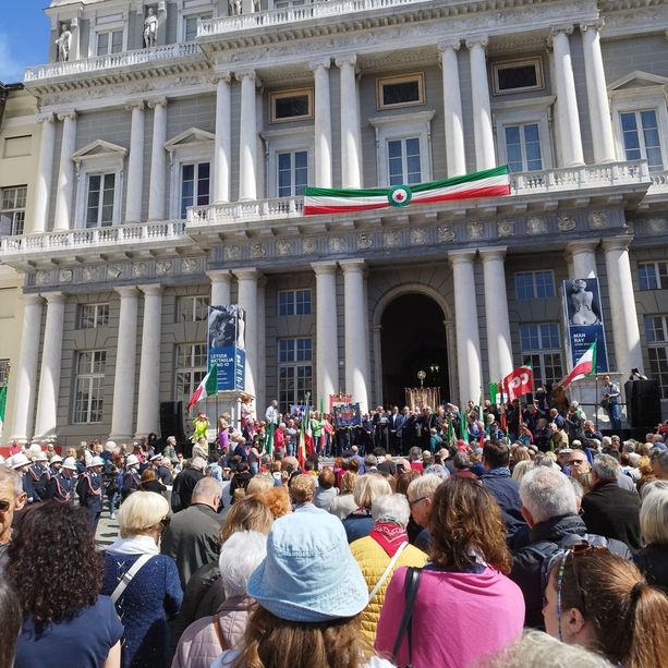 25 aprile: fischi a Toti e Bucci alla celebrazione in piazza Matteotti (foto e video)