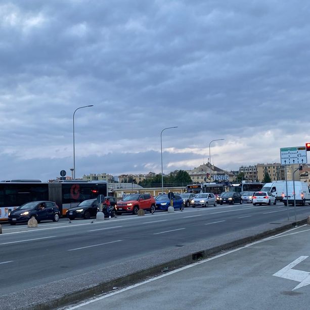 Nodo di San Benigno, un labirinto di traffico in cerca di soluzioni. Per Stazioni Marittime serve un intervento della Capitaneria di Porto