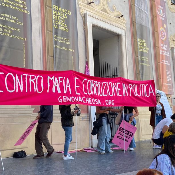 &quot;Toti si deve dimettere&quot;: in centinaia al presidio in piazza De Ferrari (Foto)