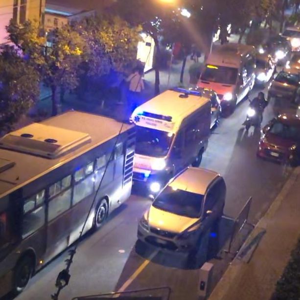 Pegli, via Parma come park momentaneo per le ambulanze