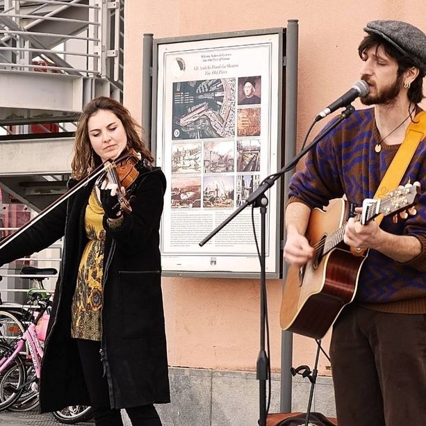 Artisti di strada, il caso approda in consiglio comunale, dall'opposizione critiche alla giunta: &quot;Ci dicano se vogliono modificare il regolamento&quot;