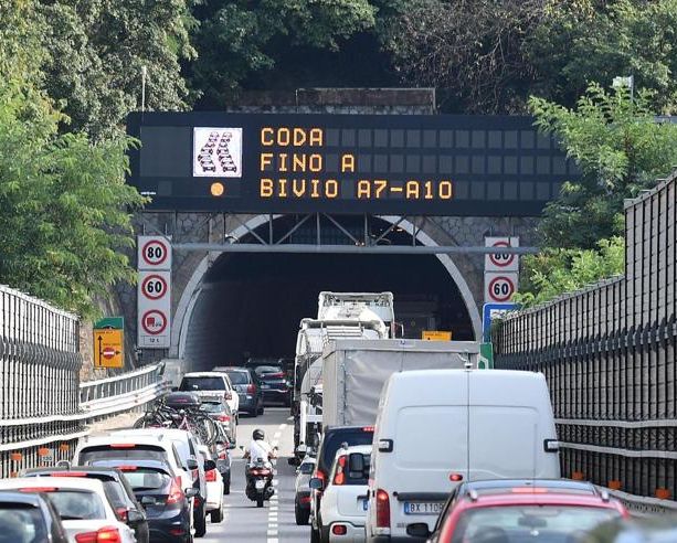 Altro incidente in A10, scontro auto-tir: automobilista perde la vita