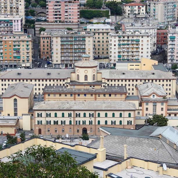 Marassi, detenuto scappa sul tetto del carcere e lancia oggetti in strada