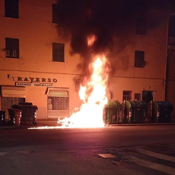 Vandalismo e danneggiamenti a Voltri, chiesti maggiori controlli da remoto e in presenza (FOTO)