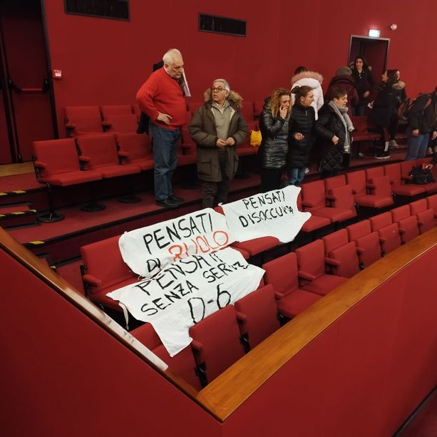 Scuole d’infanzia, nessuna discussione in Consiglio Comunale su assunzioni e rinnovo dei contratti (Video)