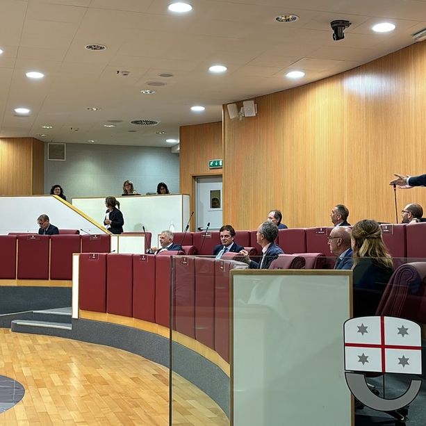 Fascia istituzionale di Regione Liguria alla commemorazione delle vittime repubblichine: in aula scoppia il caos e in consiglio si chiude in anticipo (VIDEO)