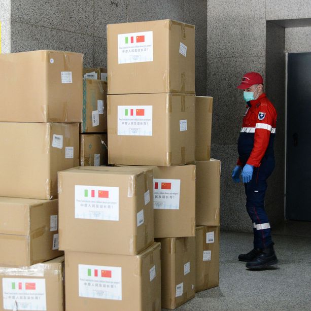 Emergenza coronavirus: dalla Cina altre 100mila mascherine per Genova (VIDEO)