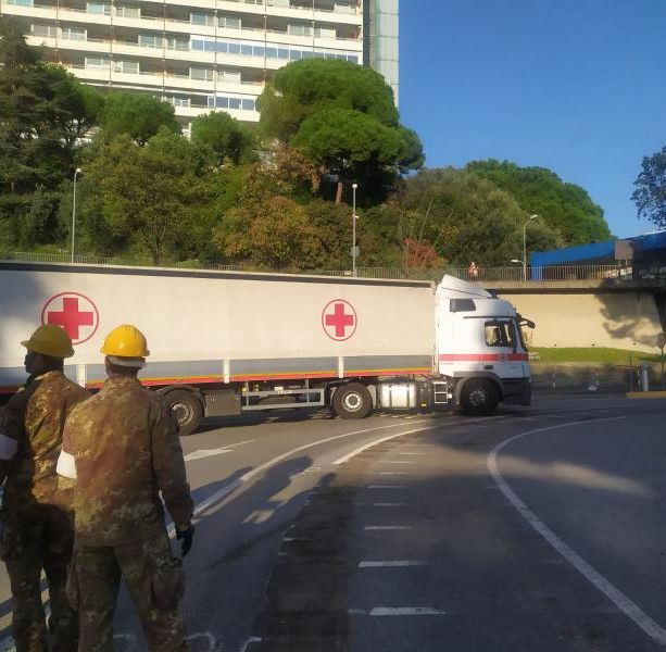In corso d'opera l'allestimento di un ospedale da campo vicino al San Martino (FOTO)