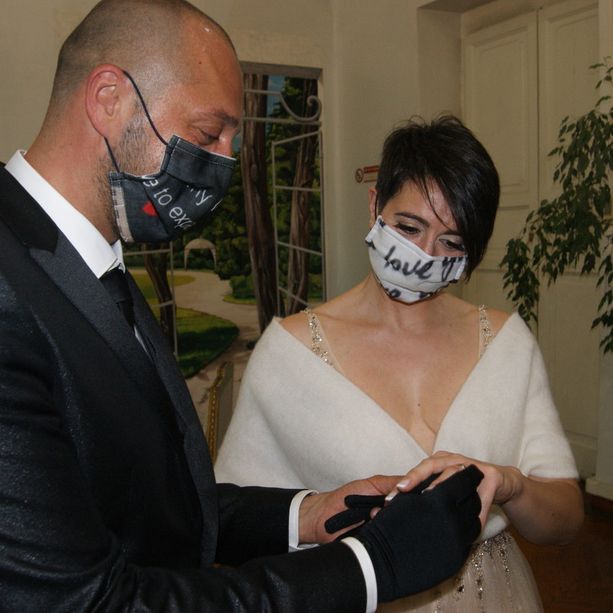 Genova, riprendono i matrimoni: mascherine &quot;Love&quot;, diretta con smartphone e penna portata da casa