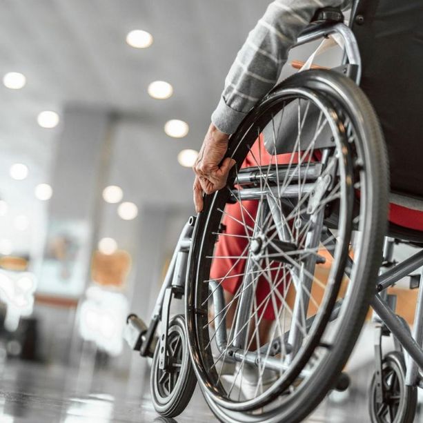 Si guasta l'ascensore e i tecnici non intervengono, disabile in carrozzina costretto a dormire in auto