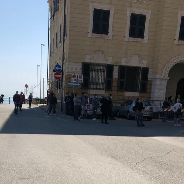 La povertà sbattuta in piazza: il tristissimo episodio successo a Voltri