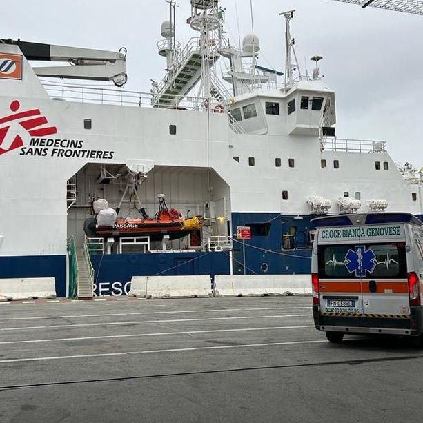 Geo Barents a Genova, completato lo sbarco dei migranti recuperati a largo della Libia