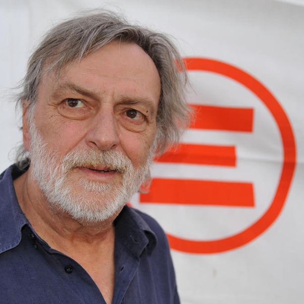 Genova, il consiglio comunale approva l'intitolazione di una via a Gino Strada, Lega astenuta, Fdi esce dall'aula