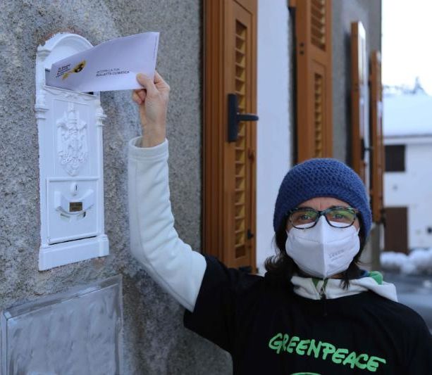 Greenpeace consegna anche a Genova le bollette climatiche dell’Eni