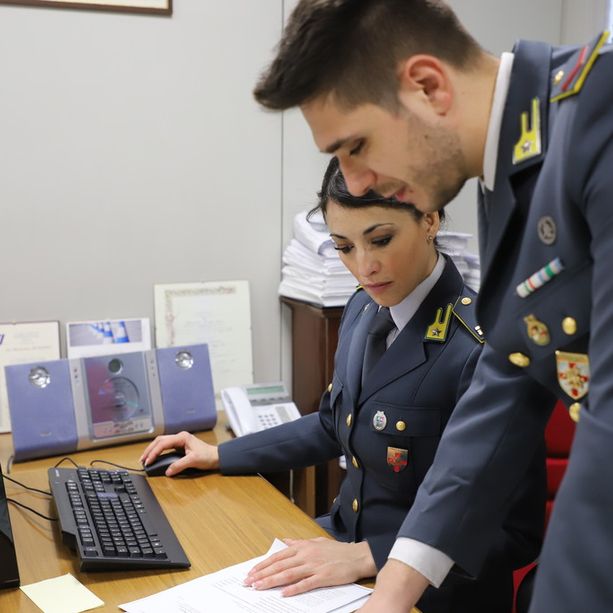 Falsi moduli di richiesta rimborso, arrestato impiegato dell'Agenzia delle Entrate