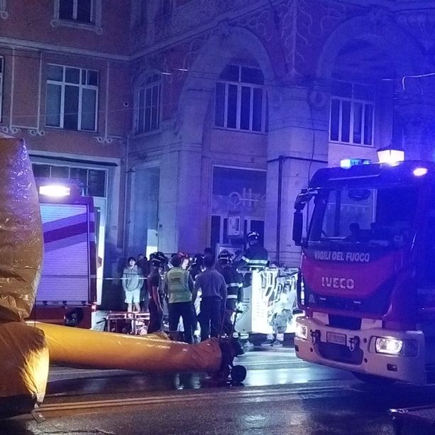 Minaccia il suicidio al ponte Monumentale. Chiusa via XX Settembre (Foto e video)
