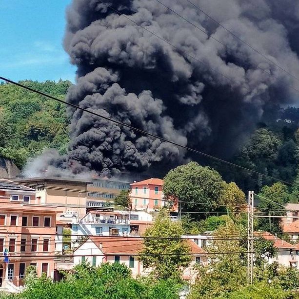 A fuoco il tetto della scuola Benedetto Croce a Mignanego, fumo nero e fiamme