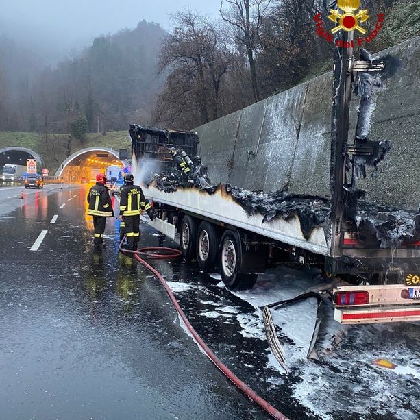 Camion in fiamme in A26, autostrada aperta a corsie ridotte