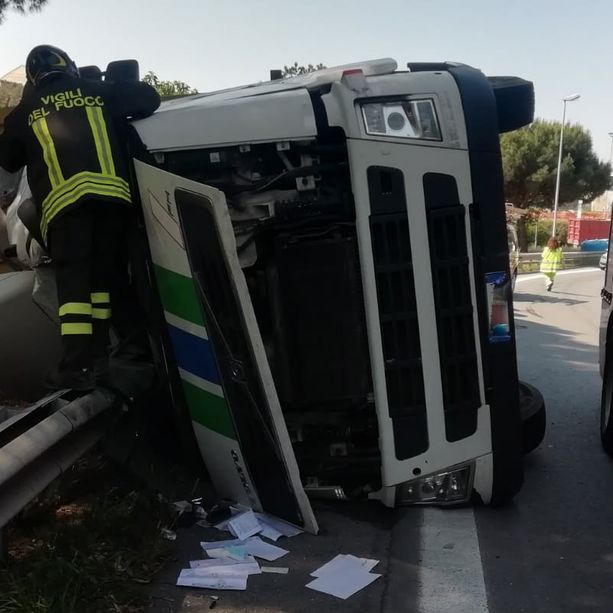 Camion si ribalta in A10 tra Voltri e Pra', un ferito in codice rosso e traffico paralizzato