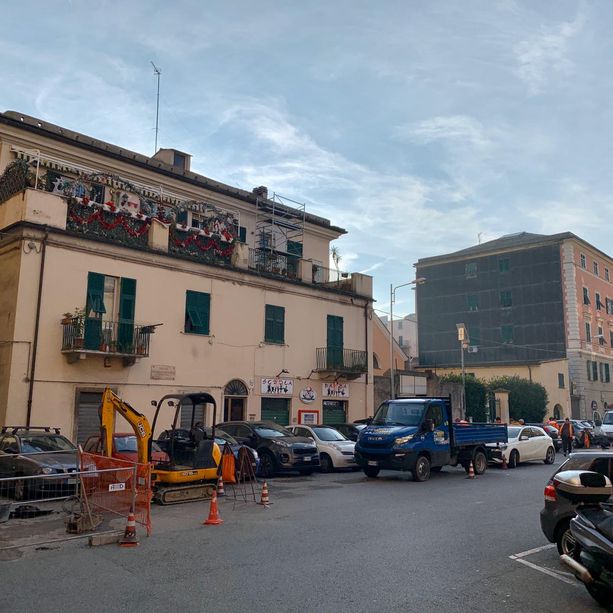 Sestri, cantieri in piazza Aprosio per la posa dei nuovi tubi del gas [FOTO]