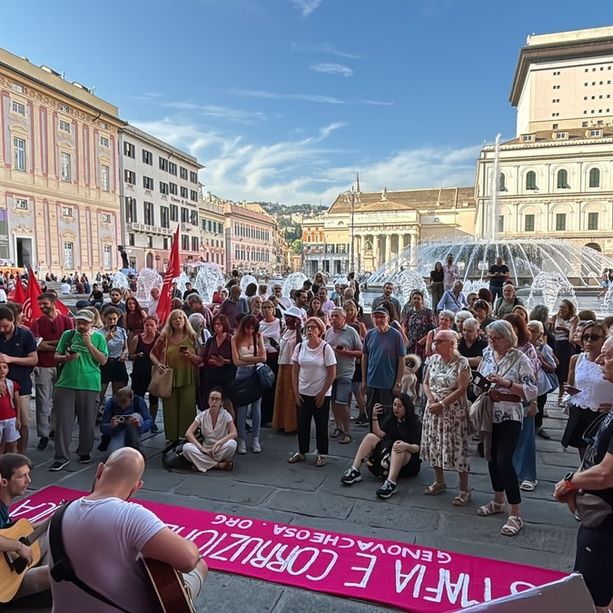 “Anche se voi vi credete assolti siete lo stesso coinvolti”: in piazza De Ferrari si canta De André contro il sistema-Toti (VIDEO)