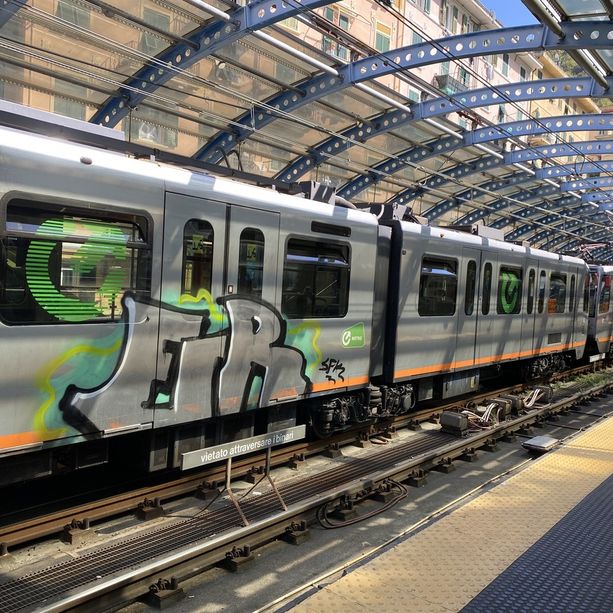 Incidente a Brin, donna investita dalla metropolitana: è in gravi condizioni