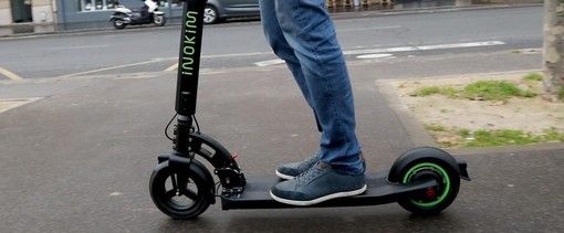 Monopattini: obbligo del casco con un codice identificativo, la proposta rilanciata da Genova