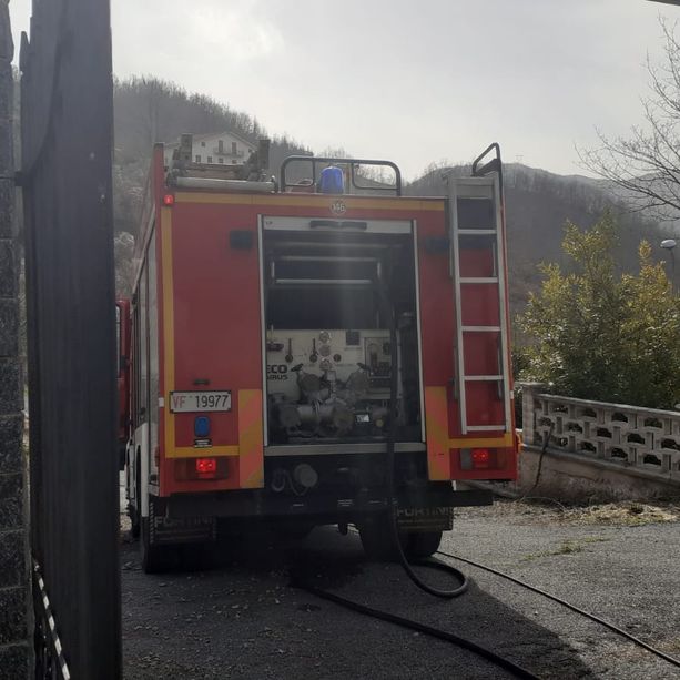 Vigili del fuoco a Noceto di Vobbia per l'incendio di una taverna