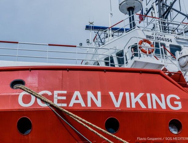 La nave Ocean Viking arriverà alla Stazione Marittima con 272 migranti: a bordo anche 9 neonati