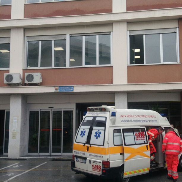 Bolzaneto, sessantenne investito da un'auto, è grave al San Martino
