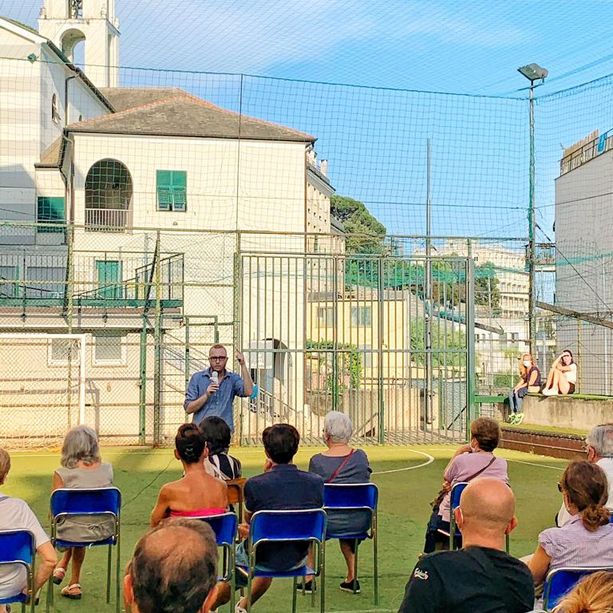 Affollata assemblea in via Caldesi per parlare dei problemi di Pegli Lido