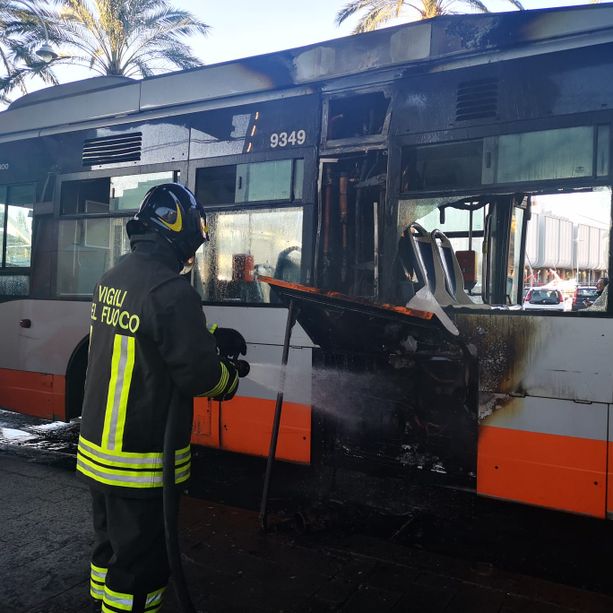 Acquario: bus Amt prende fuoco, intervento dei pompieri (VIDEO)