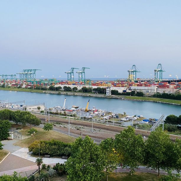 Porto di Pra', depositi chimici e Skymetro: venerdì tre manifestazioni contro i piani del Comune