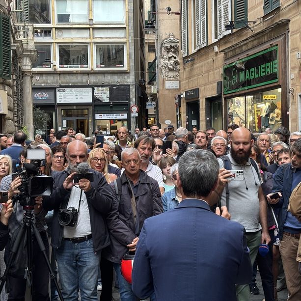 Dal cuore del centro storico di Genova Andrea Orlando striglia il ‘campo largo’: “L’unità è la condizione per poterli battere” (VIDEO)
