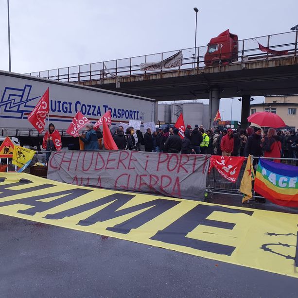 Porto di Genova: in corso il presidio per dire no alle armi (VIDEO)