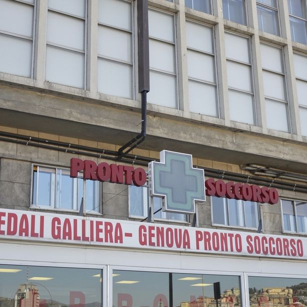 Caos al pronto soccorso del Galliera, chiuso per intossicazioni da spray urticante
