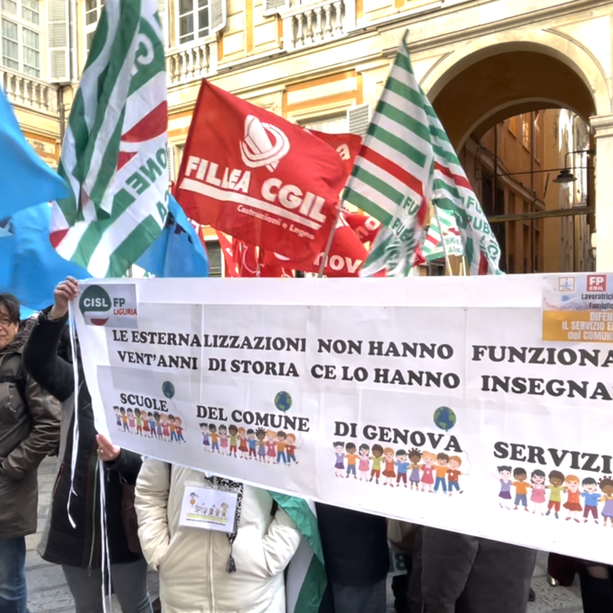 Scuole d’infanzia senza supplenti, la protesta davanti a Tursi (Video)