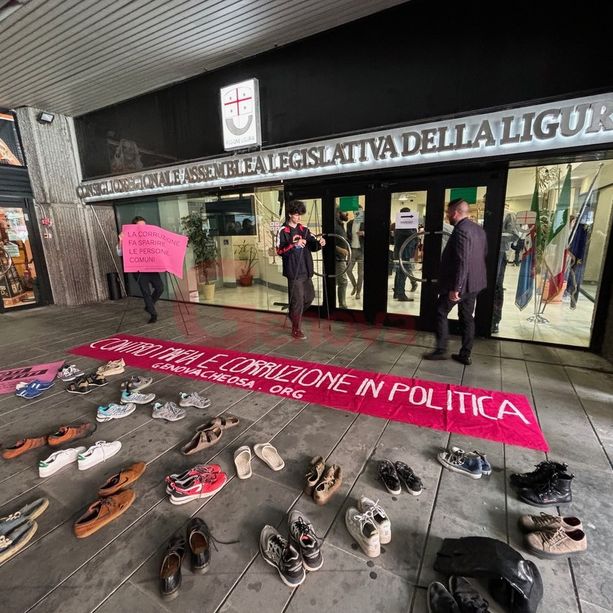 Fuori dal consiglio regionale 74 paia di scarpe e una scritta: “La corruzione fa sparire le persone comuni”