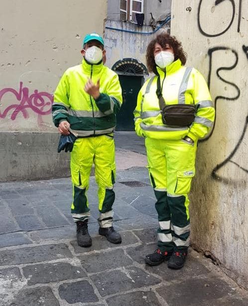 ‘Operazione pulizia’ di fontana e colonna in piazza Vacchero  (FOTO)