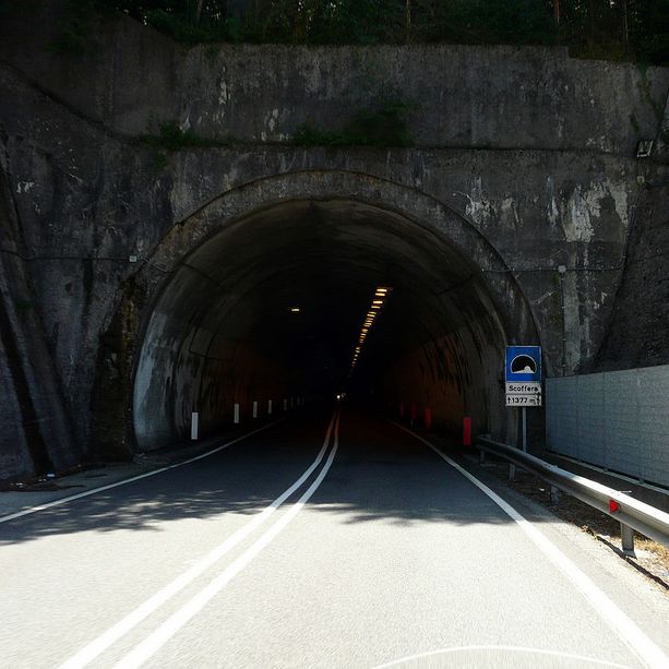 Arenzano, A10: ondulina pericolante in galleria