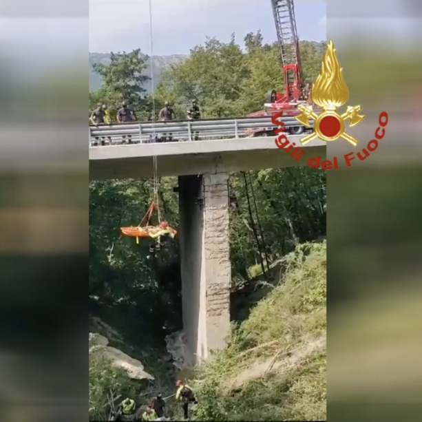 Davagna, le immagini del recupero del motociclista precipitato da una scarpata (Video)