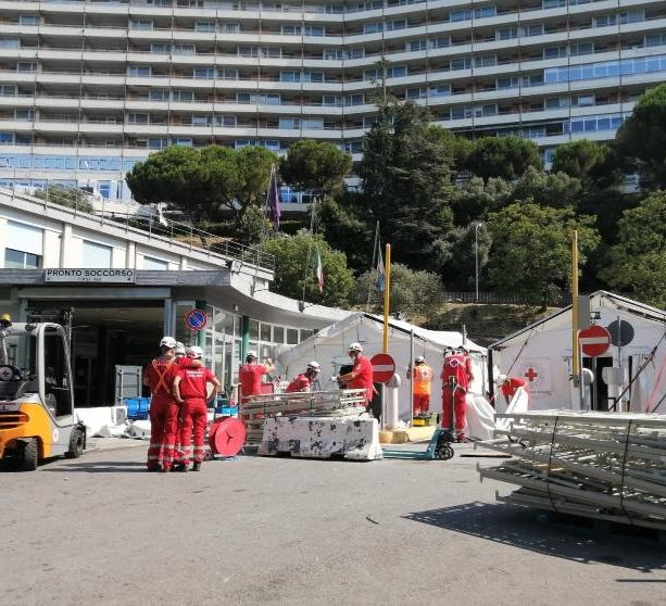 All'ospedale San Martino è in corso lo smantellamento della tensostruttura (FOTO)