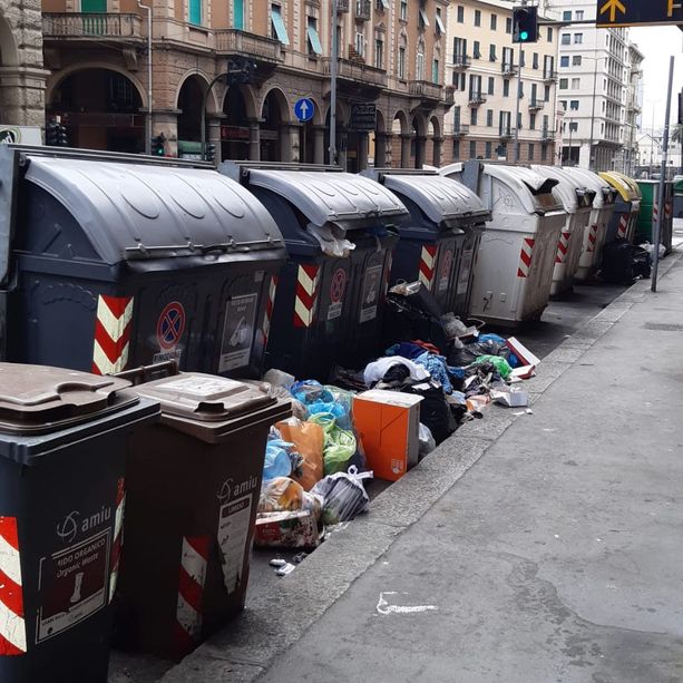 Via Cantore: spazzatura per terra, bidoni stracolmi e non svuotati nel fine settimana, esplode la protesta di esercenti e abitanti